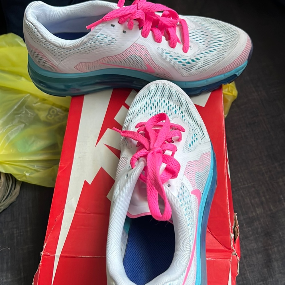 Beautiful airmax only wore a couple of times .